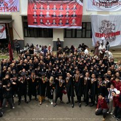 KEMERIAHAN PARA WISUDAWAN DAN WISUDAWATI KEPELATIHAN FISIK OLAHRAGA (KFO) PADA WISUDA GELOMBANG I UPI BANDUNG