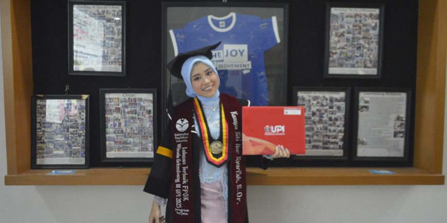KANAYA SITI NUR SYARI’AH MENJADI WISUDAWAN TERBAIK FPOK UPI TAHUN 2025